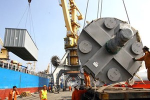 Việc thu hút vốn đầu tư trong nước và nước ngoài phát sinh nhu cầu nhập khẩu các thiết bị, máy móc công nghiệp. Ảnh minh họa: KT