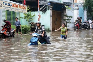 Nhiều khu vực của TP.HCM vẫn đang bị triều cường nhấn chìm. Ảnh: Lê Toàn