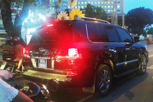 Chiếc xe Lexus LX570 gắn biển xanh lưu thông trong nội ô TP Cần Thơ tối 29/5