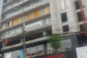 Cảnh nham nhở tại Dự án 131 Thái Hà gây mất mỹ quan đô thị tại trung tâm Hà Nội. Ảnh: Nguyên Minh