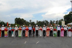 Đại diện UBND tỉnh Long An và nhà đầu tư PPI tiến hành gnhi thức cắt băng khánh thành