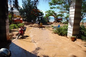 Bùn chảy tràn vào khu du lịch (Ảnh: VnExpress.net)