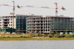 Với sự đổ bộ của các “ông lớn” trong lĩnh vực bất động sản, giá đất nền tại nhiều dự án phía Tây Hà Nội đang gia tăng nhanh chóng