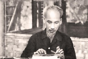 Chiếc máy chữ luôn gắn liền với công việc làm báo của Nhà báo Hồ Chí Minh.