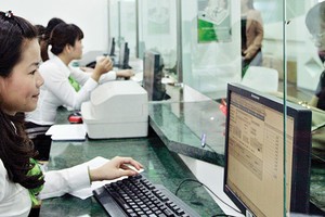 NHNN kiên quyết xử lý sở hữu chéo, phải tăng vốn để tăng năng lực tài chính,… là những vấn đề khiến “cổ phiếu vua” chịu áp lực 