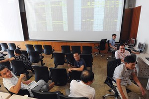 Vượt đỉnh 7 năm, VN-Index có tiếp tục thẳng tiến? 