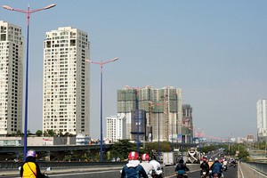 Giao dịch sôi động của thị trường bất động sản TP. HCM hiện không chỉ diễn ra ở khu Đông - Ảnh: Lê Toàn