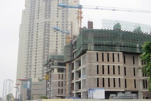 Dự án Văn Phú Victory Hà Đông bàn giao gần năm nay, nhưng khối đế bán lẻ vẫn trống gần 100% diện tích. Ảnh: Dũng Minh