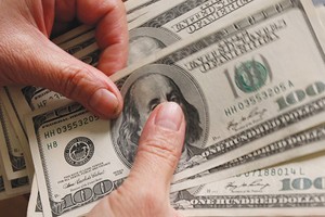 Từ trước tới nay, các đại lý đổi ngoại tệ không được phép bán ngoại tệ cho khách hàng