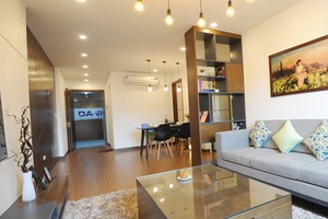 Toàn cảnh phòng khách nhìn từ ban công, với tông màu ấm, gia chủ có thể dễ dàng phối hợp với các thiết bị nội thất khác và đảm bảo có một không gian sinh hoạt chung đủ rộng