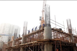 Nhiều tòa nhà xây dở dang chưa được phép bán, nhưng chủ đầu tư lách luật bằng hình thức thỏa thuận hứa bán.