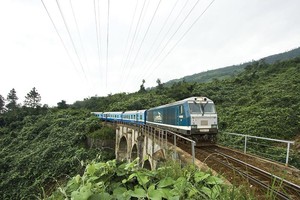 Ngành đường sắt bị cạnh tranh rất gay gắt trong những năm gần đây khiến kinh doanh giảm sút mạnh.