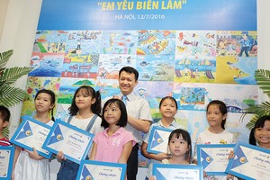 Đại diện Tập đoàn Bảo Việt trao giải thưởng cho các em thiếu nhi có tác phẩm xuất sắc nhất Cuộc thi vẽ tranh với chủ đề “Em yêu biển lắm”