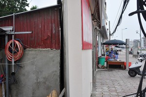 Những ngôi nhà có bề ngang chỉ bằng gang tay xuất hiện ngay khi các con đường mới được hoàn thành tại Hà Nội
