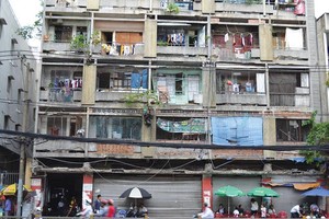 Hàng trăm chung cư cũ của TP.HCM vẫn chờ hướng giải “giải cứu”. Ảnh: Gia Huy