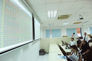 Công bố thông tin bằng tiếng Anh, tự nguyện hay ép buộc?