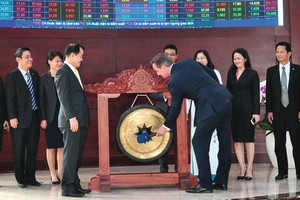 Trong lần đến thăm Việt Nam, nguyên Thủ tướng Anh David Cameron đã đến thăm TTCK, gõ cồng tại HOSE 