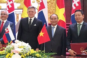 Lễ ký thỏa thuận chiến lược giữa FPT với đối tác Slovakia trước sự chứng kiến của Thủ tướng Nguyễn Xuân Phúc và Thủ tướng Slovakia Robert Fico