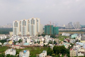 Thị trường nhà đất Việt Nam bị đánh giá tiềm ẩn nhiều rủi ro do các chủ thể tham gia chưa có sự chuẩn bị, chưa hiểu đúng hoặc thiếu kiến thức đồng thời không được sự hỗ trợ đầy đủ về pháp luật. Ảnh: Vũ Lê