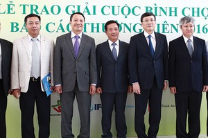 Ban Tổ chức Cuộc bình chọn Báo cáo thường niên 2016 và các quan khách tại lễ trao giải