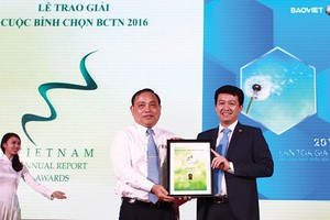 Anh Phạm Ngọc Tú (bên phải) - Phó Giám đốc phụ trách Khối Quản lý Tài chính BVH nhận Giải nhất Báo cáo phát triển bền vững 2016 