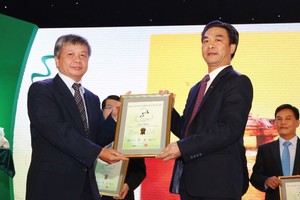Thứ trưởng Bộ Kế hoạch và Đầu tư Nguyễn Thế Phương trao giải Báo cáo thường niên tốt nhất cho PV Drilling trong mùa giải năm 2015