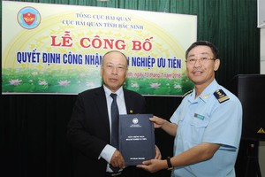 Chủ tịch TNG Nguyễn Văn Thời nhận quyết định công nhận Doanh nghiệp ưu tiên từ đại diện Cục Hải quan Bắc Ninh
