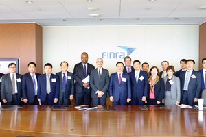 Đoàn công tác do Bộ trưởng Bộ Tài chính Đinh Tiến Dũng dẫn đầu trong một cuộc làm việc tại Finra – Tổ chức giữ gìn sự liêm chính trên thị trường tài chính Mỹ
