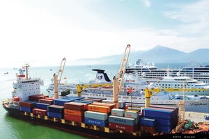 Cảng Quy Nhơn, điểm cuối “con đường tơ lụa” đưa hàng hóa đi khắp khu vực và quốc tế. Ảnh: Hà Minh