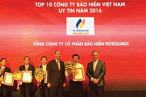 Ông Lê Thanh Đạt - Phó tổng giám đốc PJICO nhận chứng nhận Top 10 doanh nghiệp bảo hiểm Việt Nam uy tín năm 2016