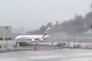 Khoảnh khắc máy bay phát nổ trên đường băng Dubai