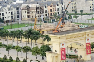 Nhiều khách hàng mua nhà liền kề, biệt thự tại Dự án Khu đô thị Dương Nội lo sợ lô đất mình đã mua bị chủ đầu tư thế chấp ngân hàng.  Ảnh: Dũng Minh