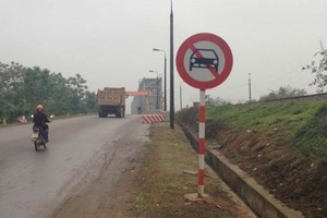 Biển cấm ô tô được đặt ở hai bên đầu cầu, tuy nhiên ô tô vẫn "vô tư" đi lại trên cầu Việt Trì cũ.