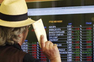 Mặc dù thị trường chứng khoán bùng nổ, nhưng giới đầu tư vẫn “ôm tiền” cố thủ