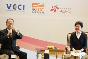 Ông Jonathan Choi và bà Carrie Lam giới thiệu các thế mạnh của Hồng Kông cho các nhà đầu tư Việt Nam. Ảnh: Gia Huy