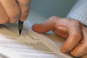 Cả doanh nghiệp, đại lý cũng như khách hàng đều phải hết sức cẩn thận khi ký hợp đồng bảo hiểm 