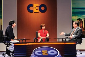 Bà Đỗ Thị Hồng Hạnh, Phó chủ tịch HĐQT, kiêm Tổng giám đốc Công ty cổ phần Bán đấu giá Lạc Việt (ngồi giữa) trong vai trò CEO của tình huống này