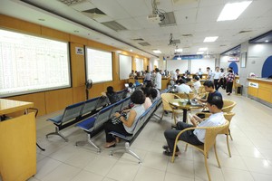 Một điểm vướng mắc khác khá phức tạp là trên thị trường chứng khoán, hoạt động mua, bán cổ phiếu diễn ra hàng giờ, hàng ngày, dẫn đến tỷ lệ sở hữu của bên nước ngoài biến động thường xuyên