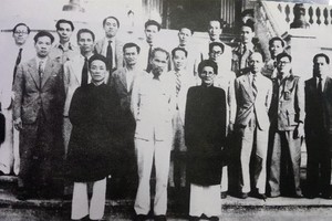 Chính phủ dân chủ cách mạng đầu tiên của nước Việt Nam Dân chủ Cộng hòa do Hồ Chí Minh làm Chủ tịch thành lập và ra mắt quốc dân 