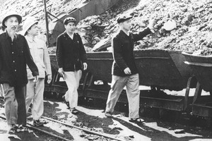 Bác Hồ đi thăm dây chuyền sản xuất và vận chuyển than ở khu mỏ Quảng Ninh