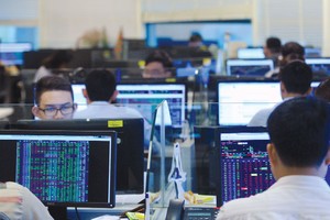 Tách đôi việc cấp phép để dễ "xóa tên" công ty chứng khoán