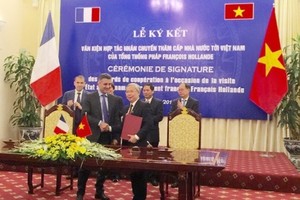 Lãnh đạo Tổng công ty Đầu tư phát triển đường cao tốc Việt Nam (VEC) và Vinci Concessions (thành viên Tập đoàn Vinci) ký kết Biên bản ghi nhớ về thỏa thuận hợp tác