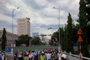 Bất ngờ vì rào chắn, người dân cuống cuồng tìm hướng di chuyển đến nơi làm việc, đưa con em đến trường dẫn đến giao thông hỗn loạn.