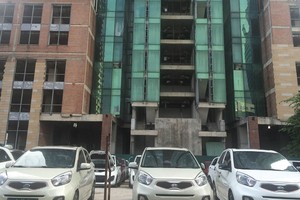 Dự án Apex Tower hiện vẫn chưa hoàn thiện, nhưng mặt bằng đã được cho thuê để kinh doanh ô tô