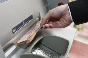 Khi để xảy ra gian lận thẻ, ngân hàng phát hành thẻ sẽ chịu thiệt hại