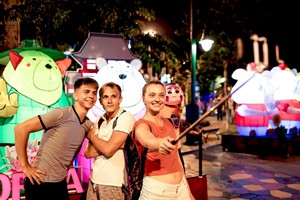 Trung thu sôi động cùng lễ hội đèn lồng tại Asia Park