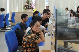 Pháp luật không quy định chủ tài khoản phải có mặt tại ngân hàng để thực hiện việc giao nhận ủy nhiệm chi