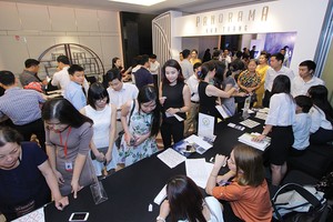Khách hàng đăng ký mua condotel tại lễ giới thiệu dự án Panorama Nha Trang