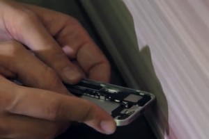 Mài cạnh iPhone 7 để máy trông cứng cáp hơn 