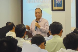 Ông Hoàng Minh Châu trong một buổi nói chuyện với các doanh nhân về quản trị doanh nghiệp